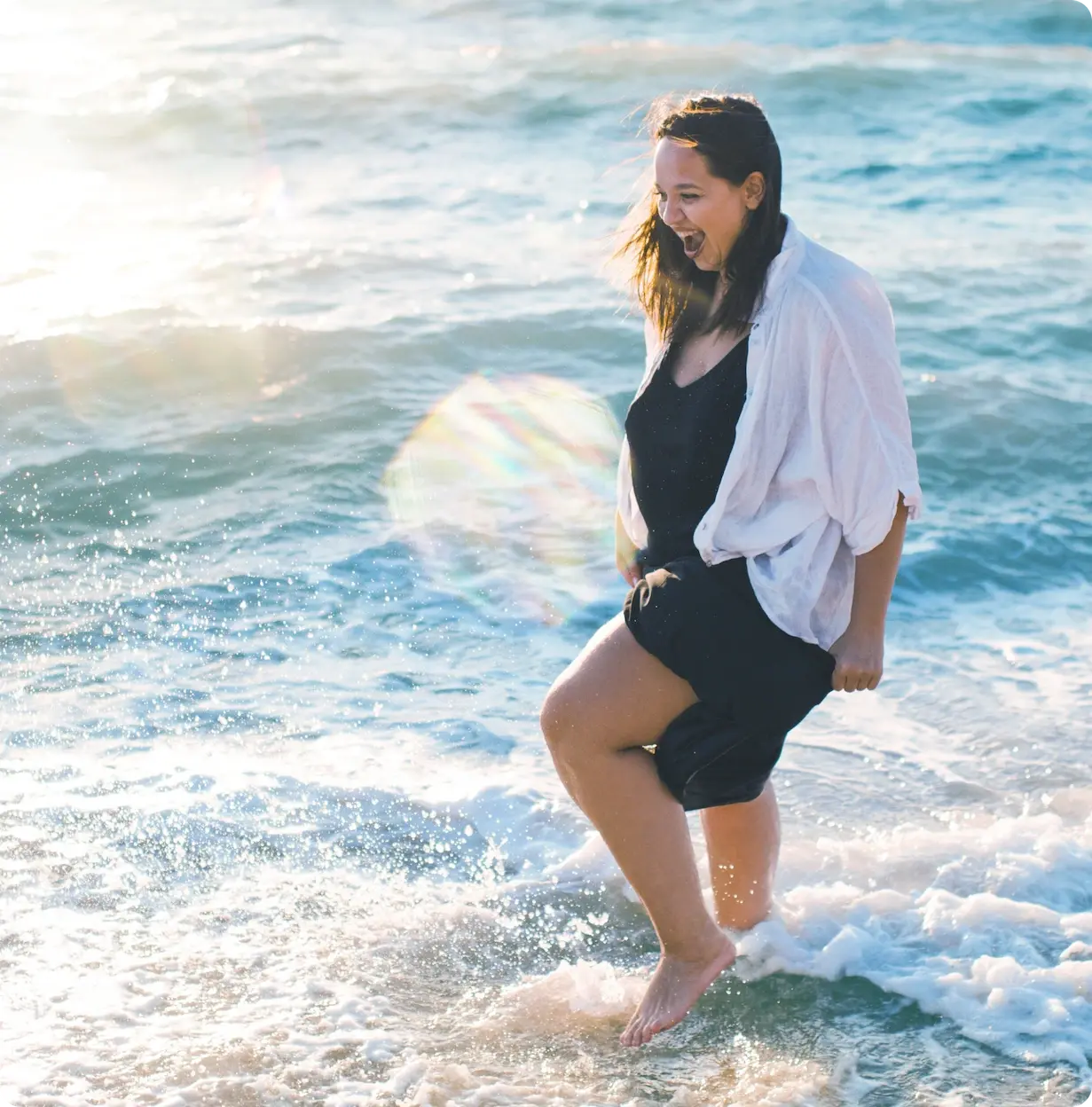 Frau feiert Oviva App.