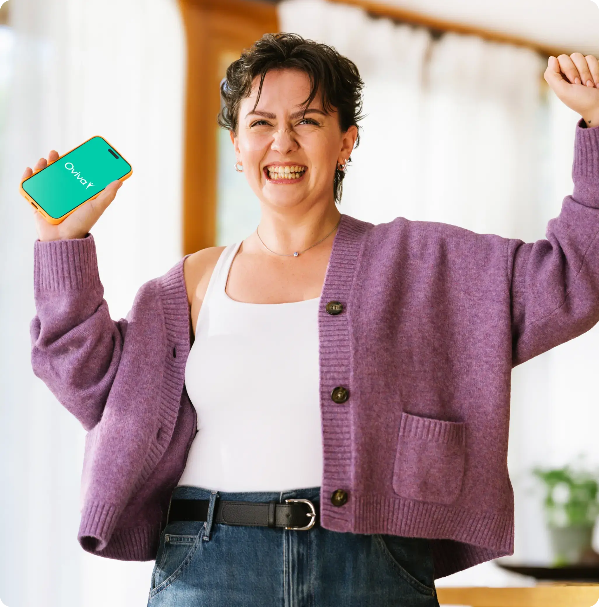 Frau feiert Oviva App.