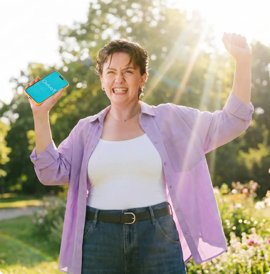 Frau feiert Oviva App.