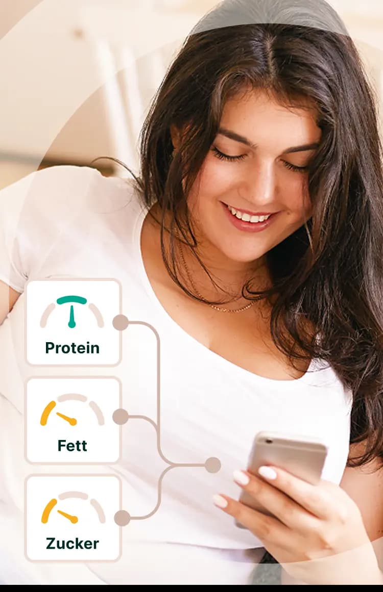 Frau auf dem Sofa mit Handy