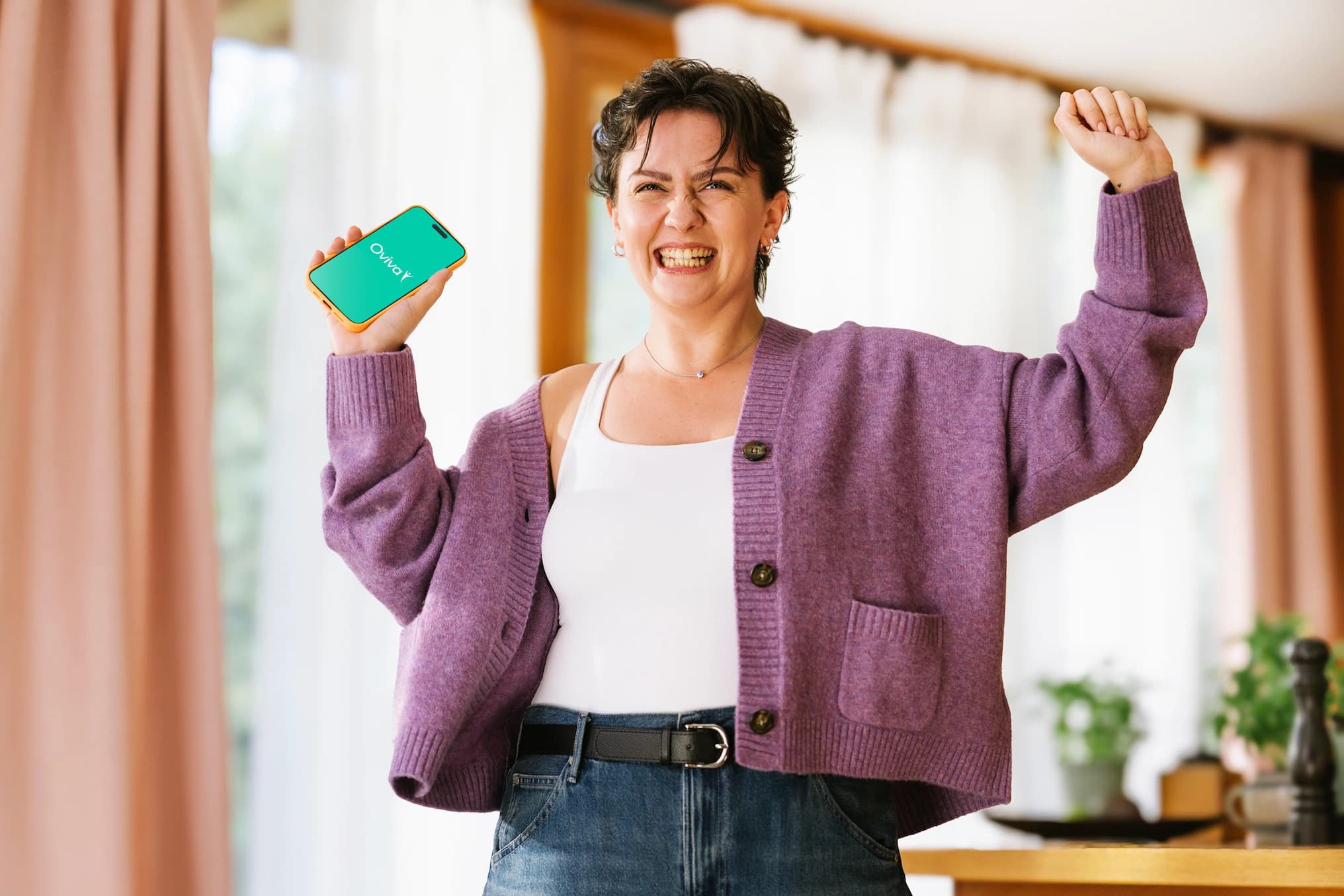 Frau feiert Oviva App.
